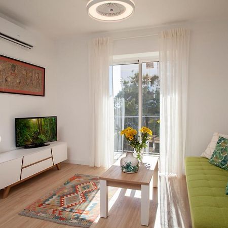 Lovely Beachfront Apartment In Calahonda Sitio de Calahonda Buitenkant foto