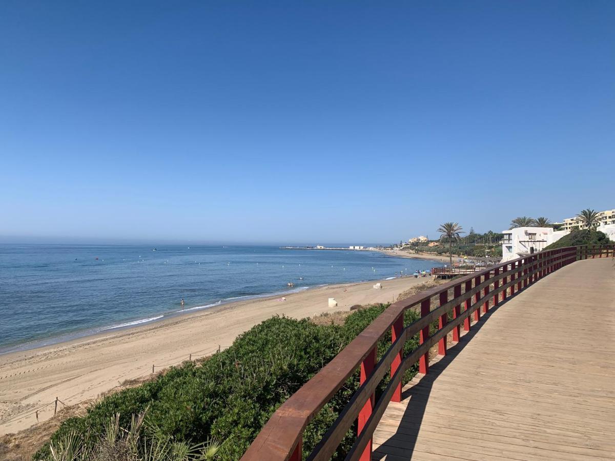 Lovely Beachfront Apartment In Calahonda Sitio de Calahonda Buitenkant foto