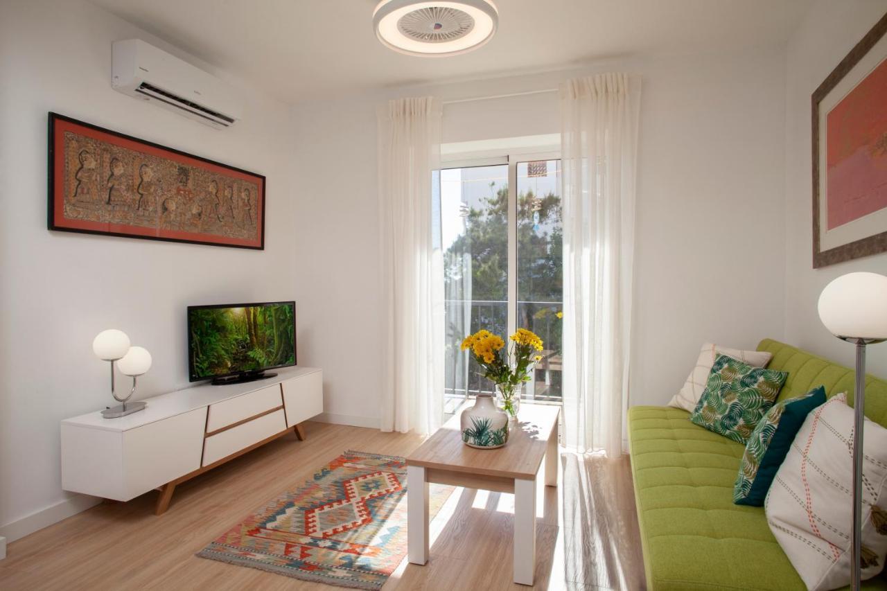 Lovely Beachfront Apartment In Calahonda Sitio de Calahonda Buitenkant foto