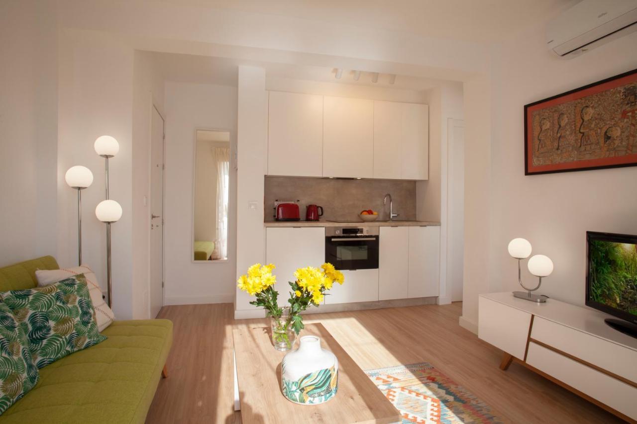 Lovely Beachfront Apartment In Calahonda Sitio de Calahonda Buitenkant foto